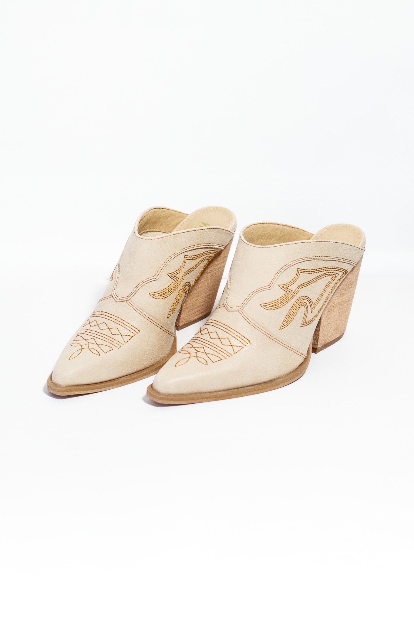 Botín Vaquero Beige Plus-Friendly Western Chic Atemporal