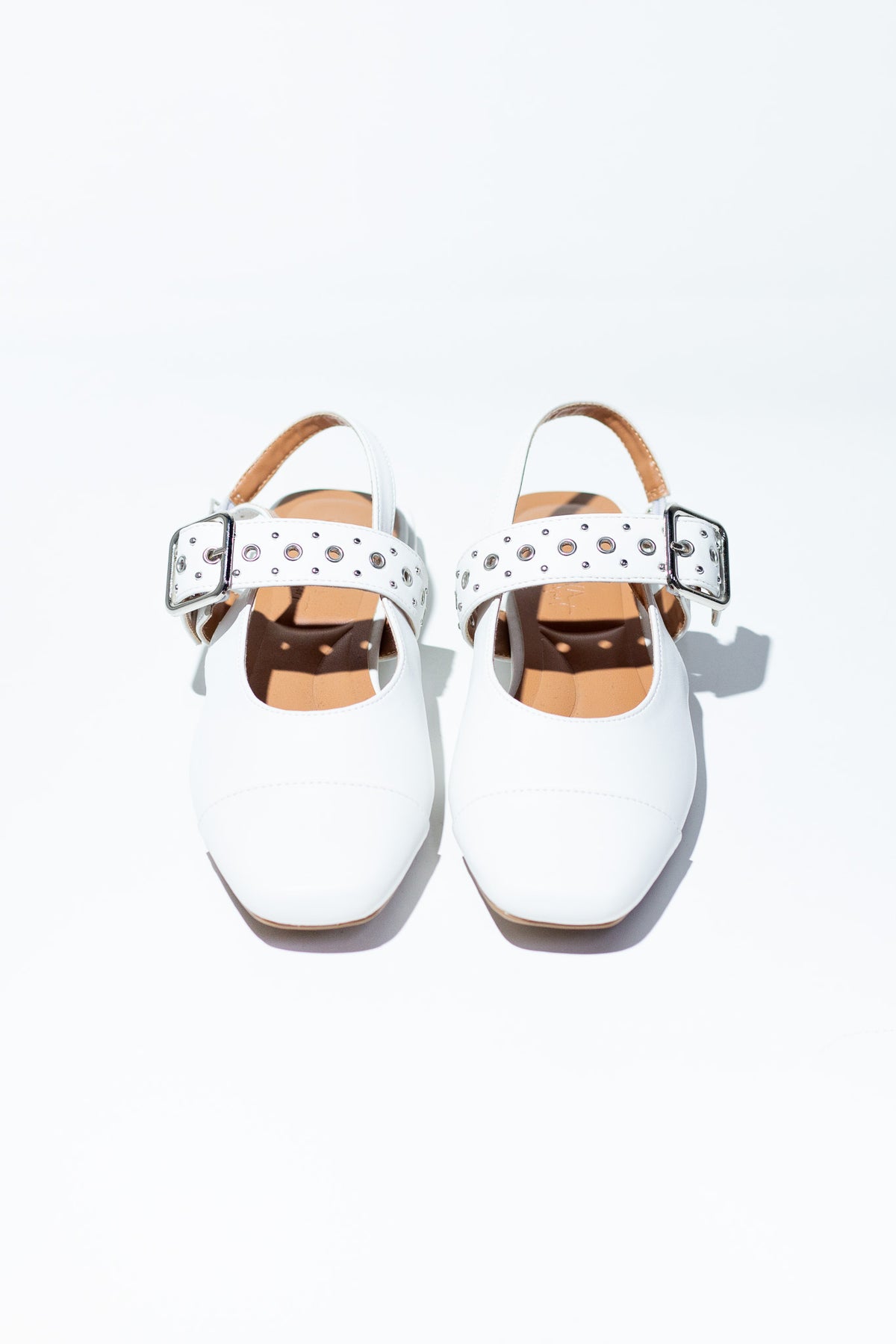 Flats hebilla estoperoles blancos