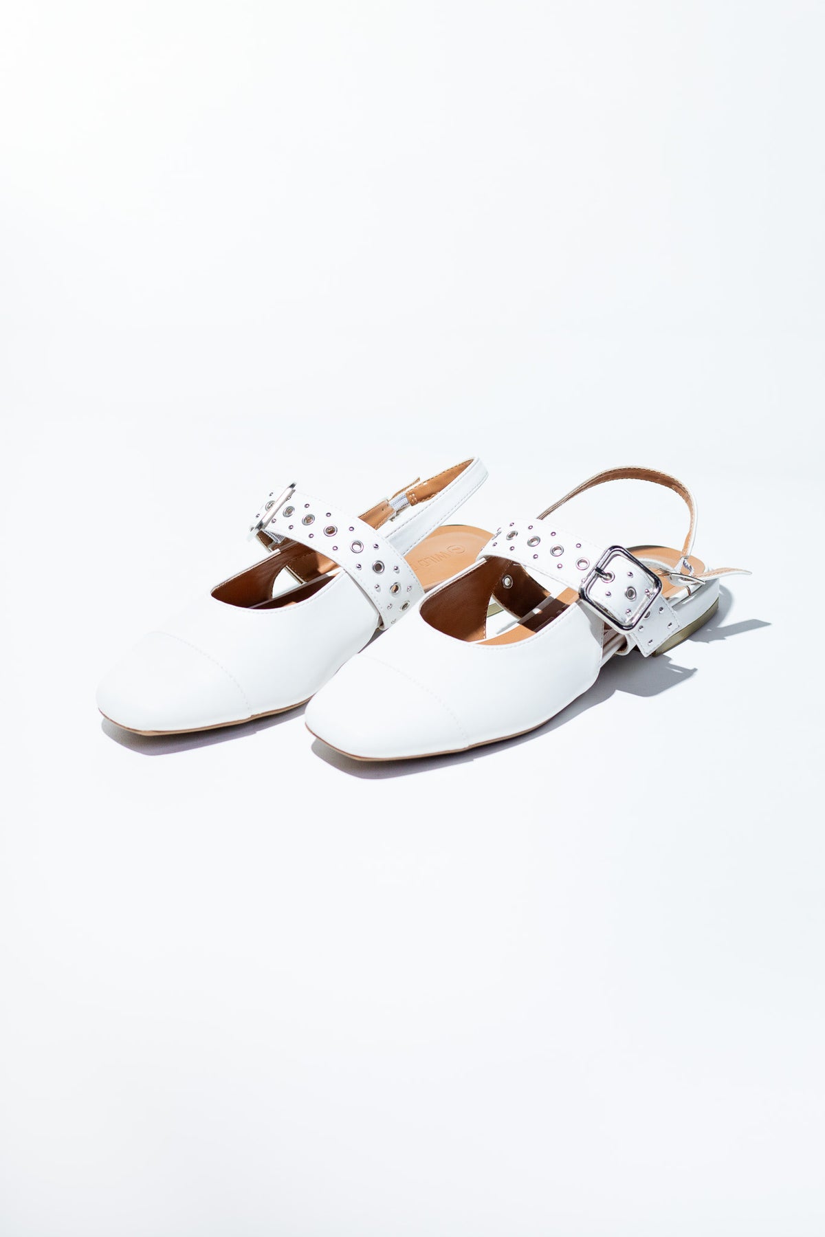 Flats hebilla estoperoles blancos