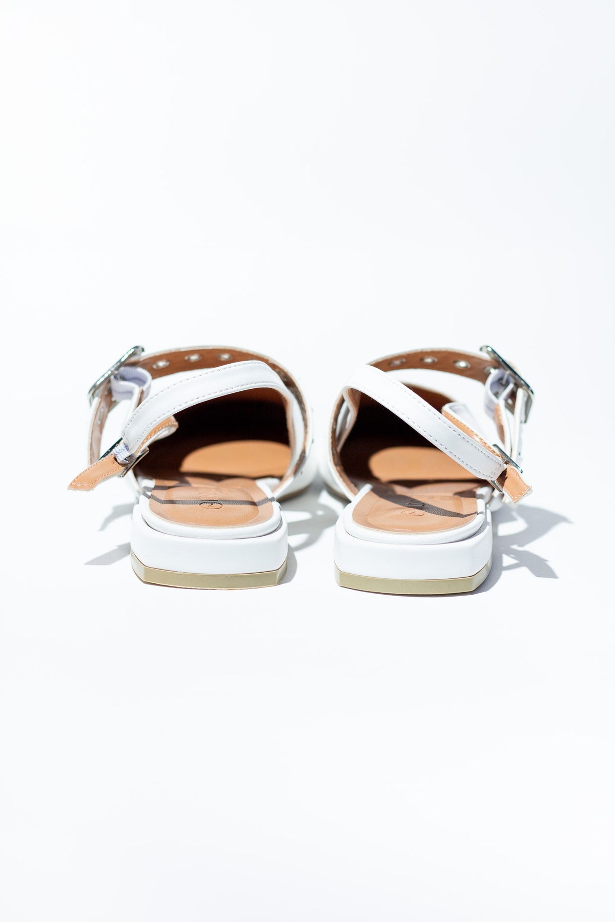 Flats hebilla estoperoles blancos