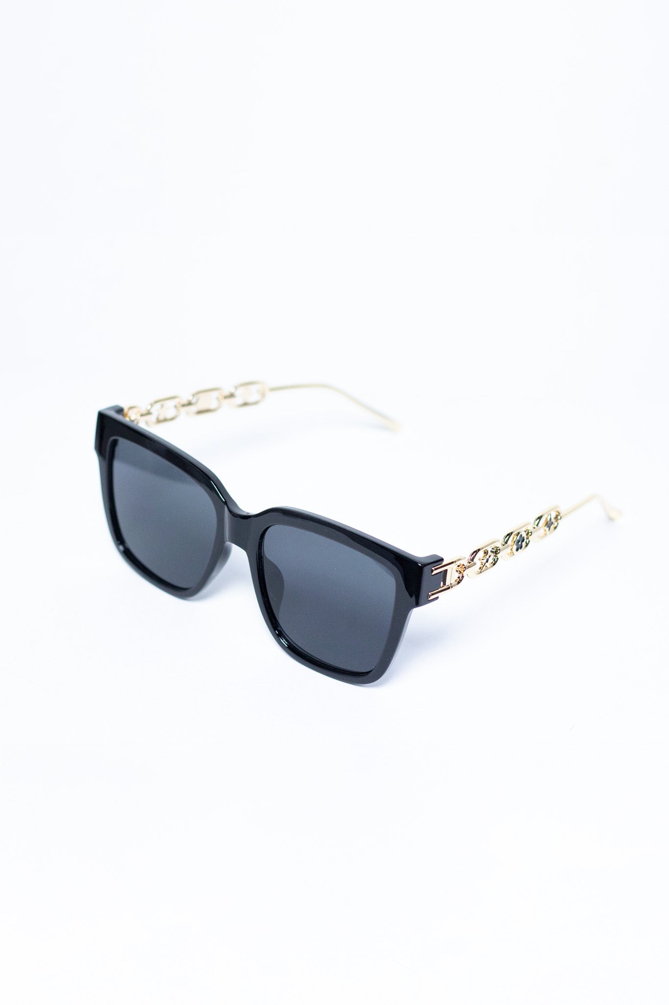 Lentes Sol Curvy-Friendly negros con detalles de cadena