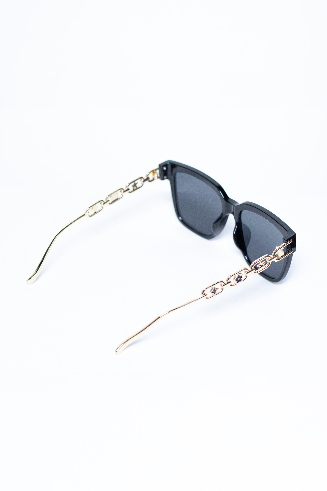 Lentes Sol Curvy-Friendly negros con detalles de cadena