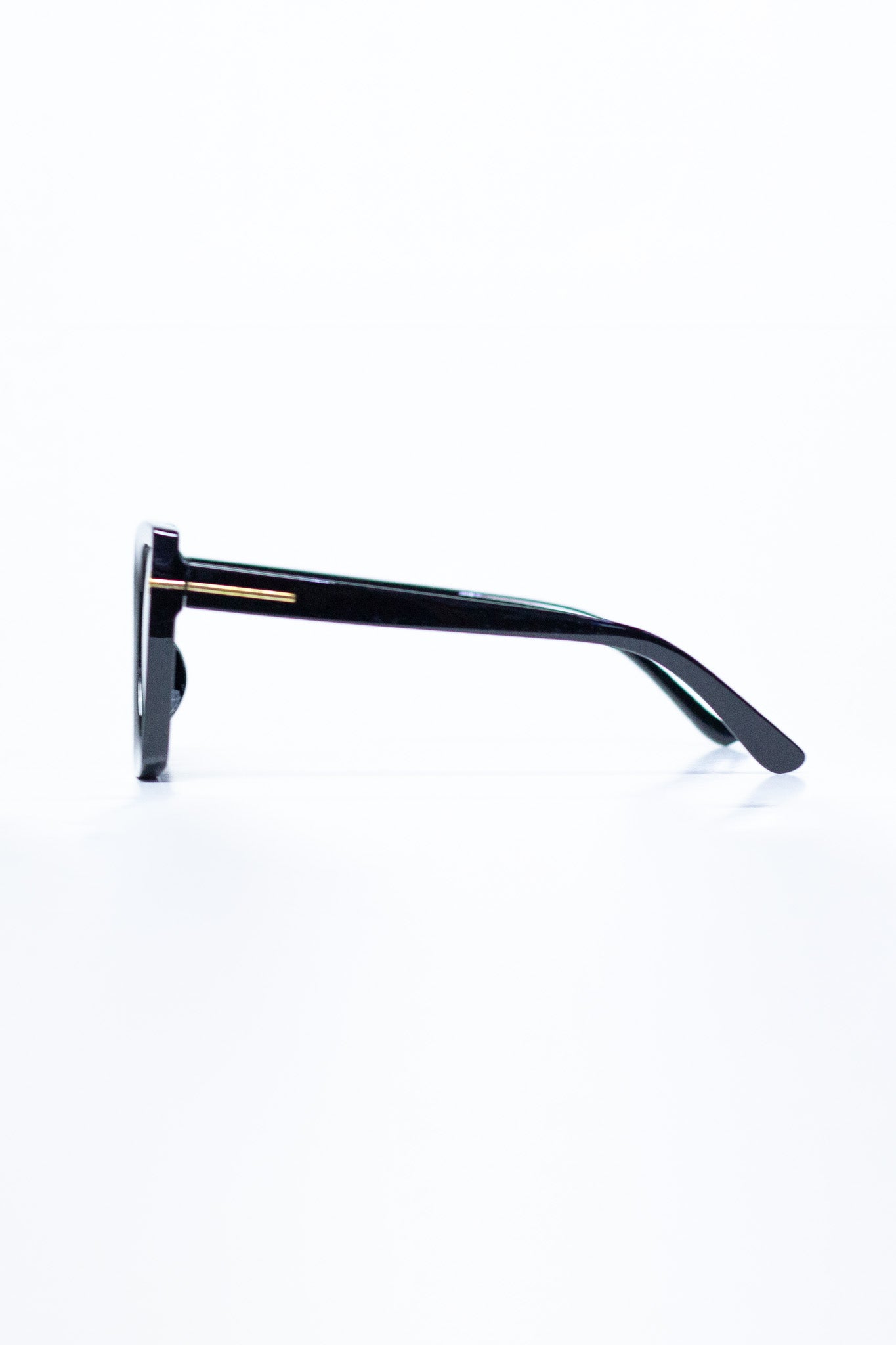 Lentes Sol Curvy-Friendly oversize negros con detalle dorado