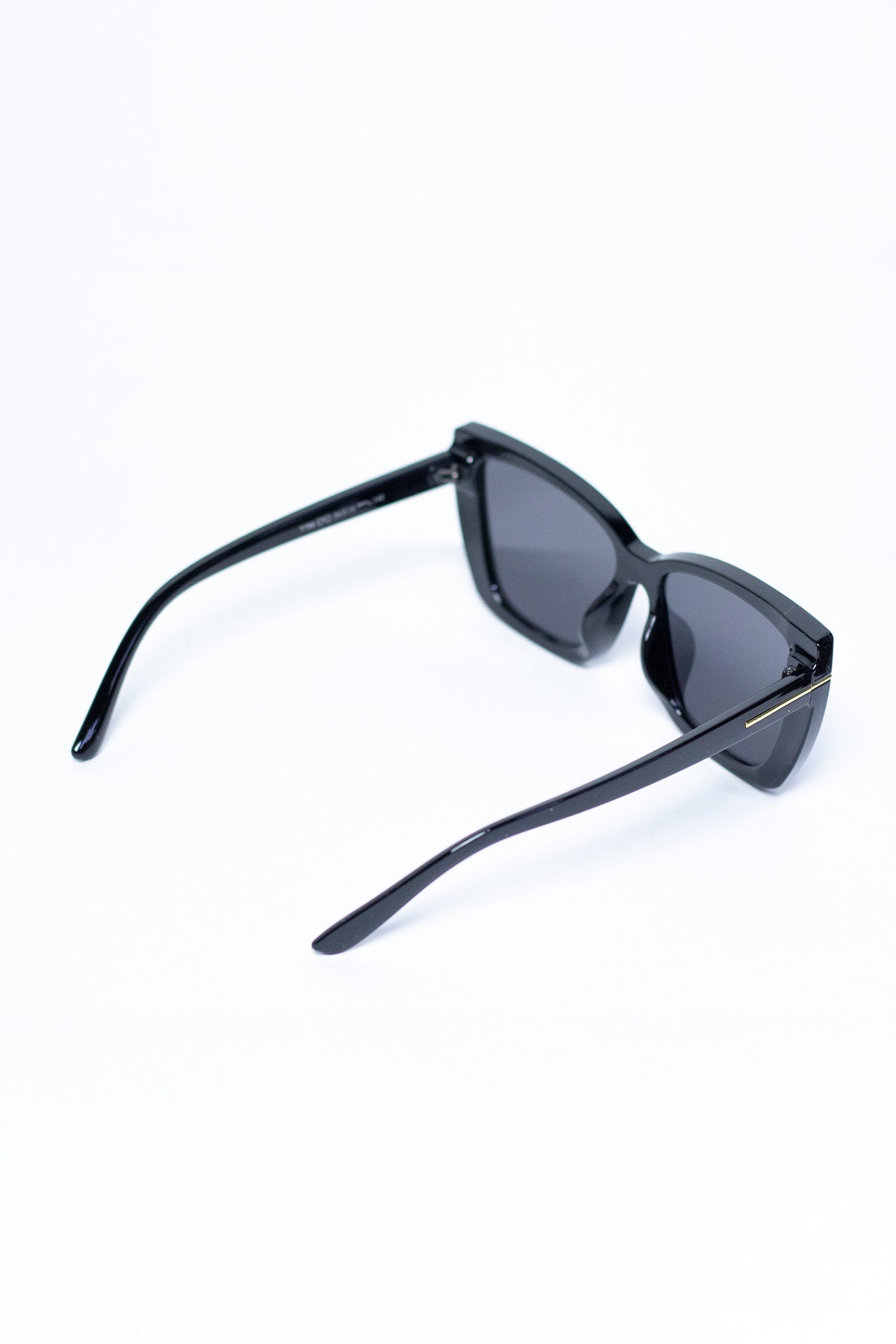 Lentes Sol Curvy-Friendly oversize negros con detalle dorado