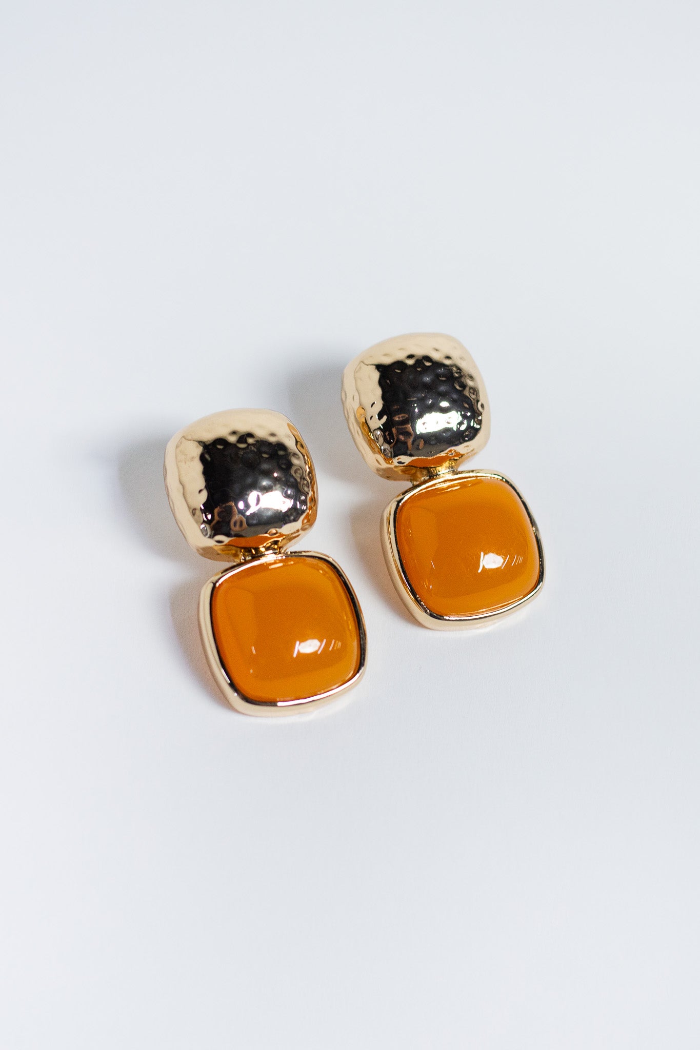 Aretes Curvy Dorados con Piedra Color Ámbar