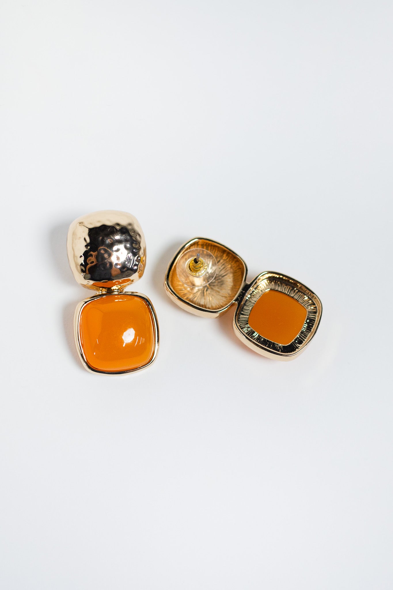 Aretes Curvy Dorados con Piedra Color Ámbar