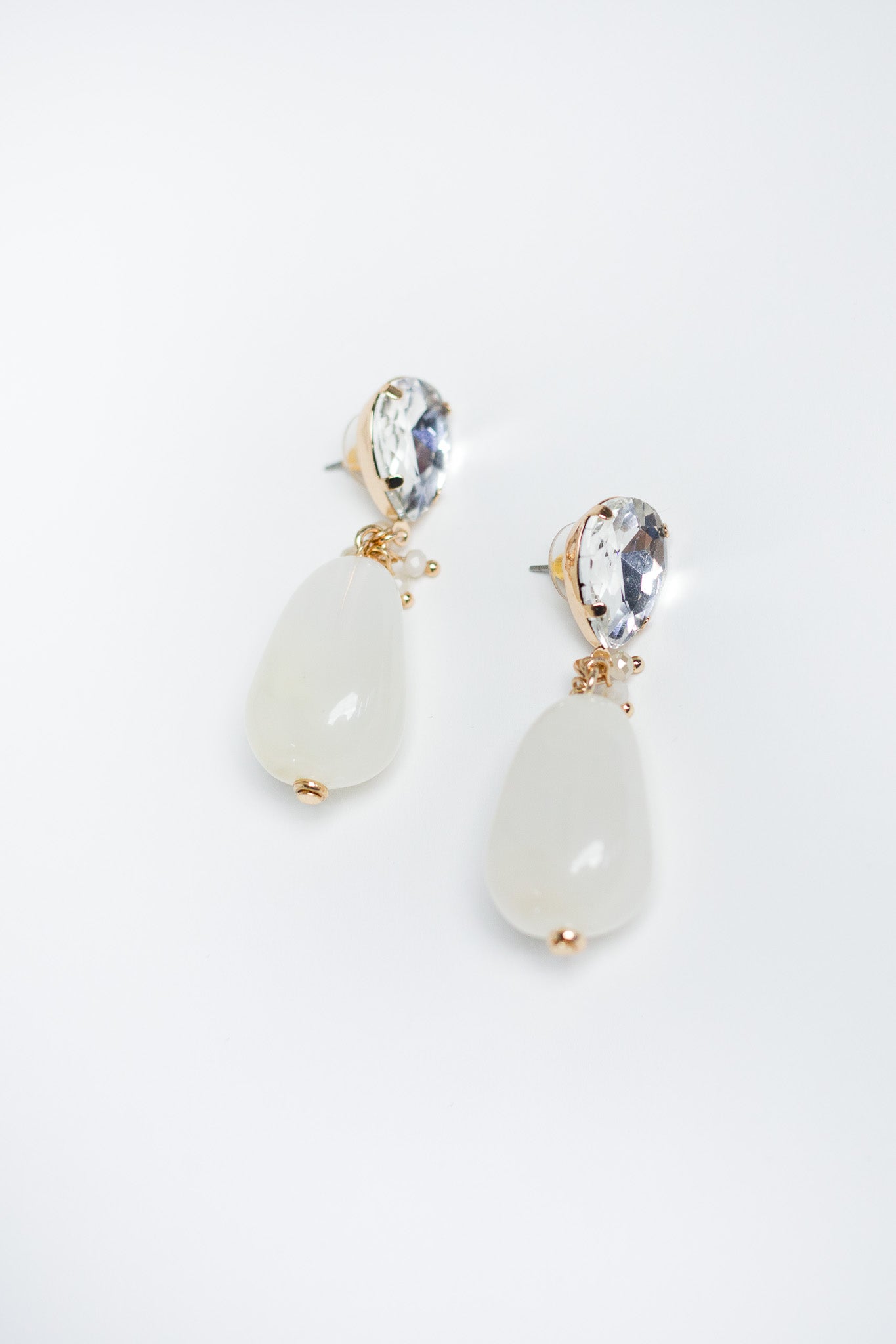 Aretes de Gota Curvy con Cristal Superior y Piedra Blanca Estilo Opalina