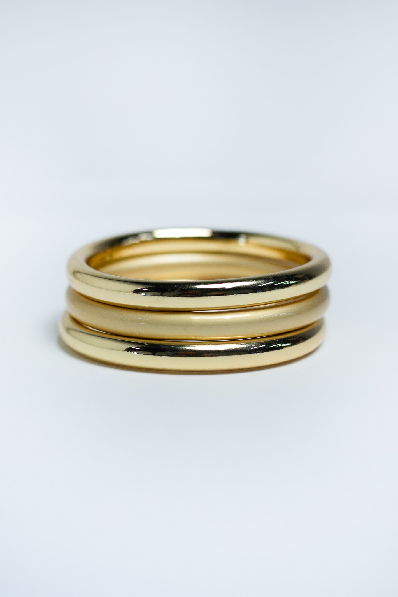 Set de Pulseras Rígidas Curvy Doradas con Acabado Espejo y Mate