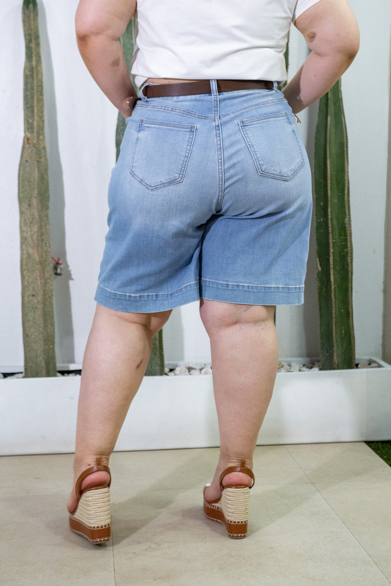 Short Bermuda Curvy Mezclilla Rasgada Cintura Alta Azul Claro