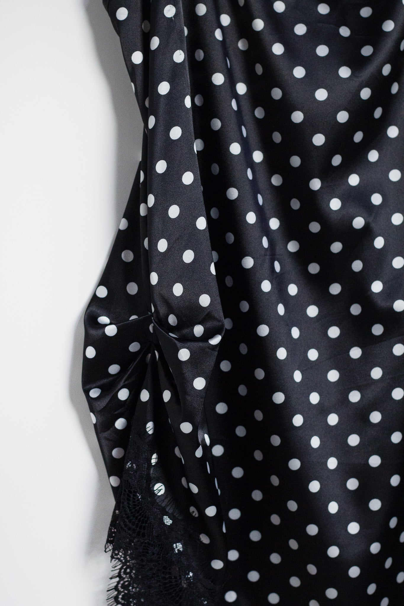 Blusón Curvy Satín Polka Blanco y Negro Femenino Versátil