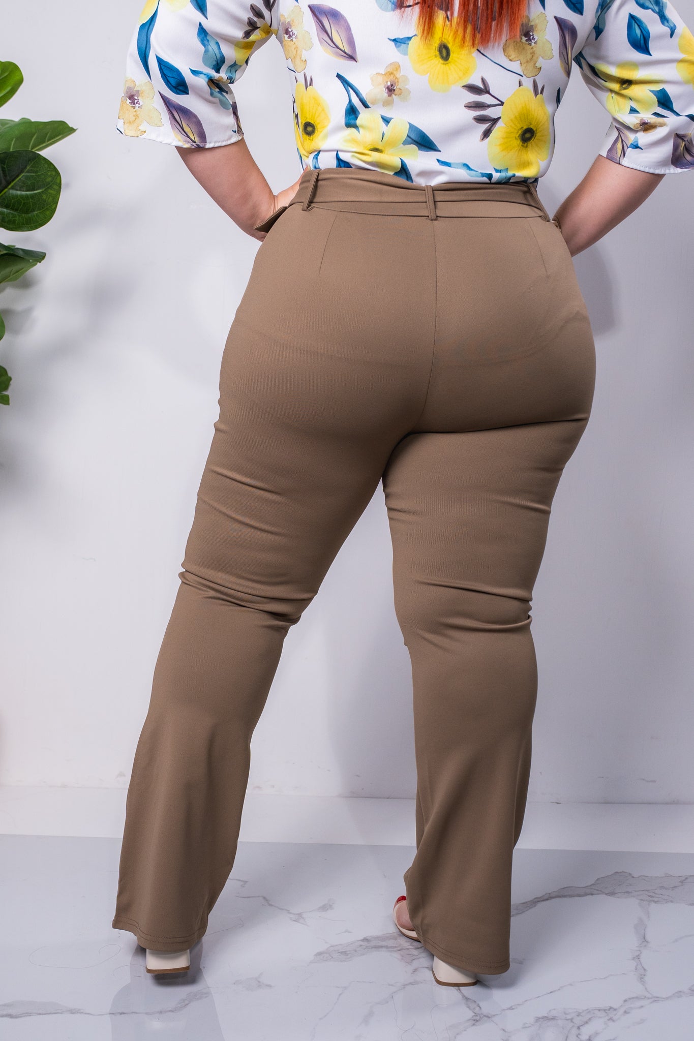 Pantalon recto con cinto olivo