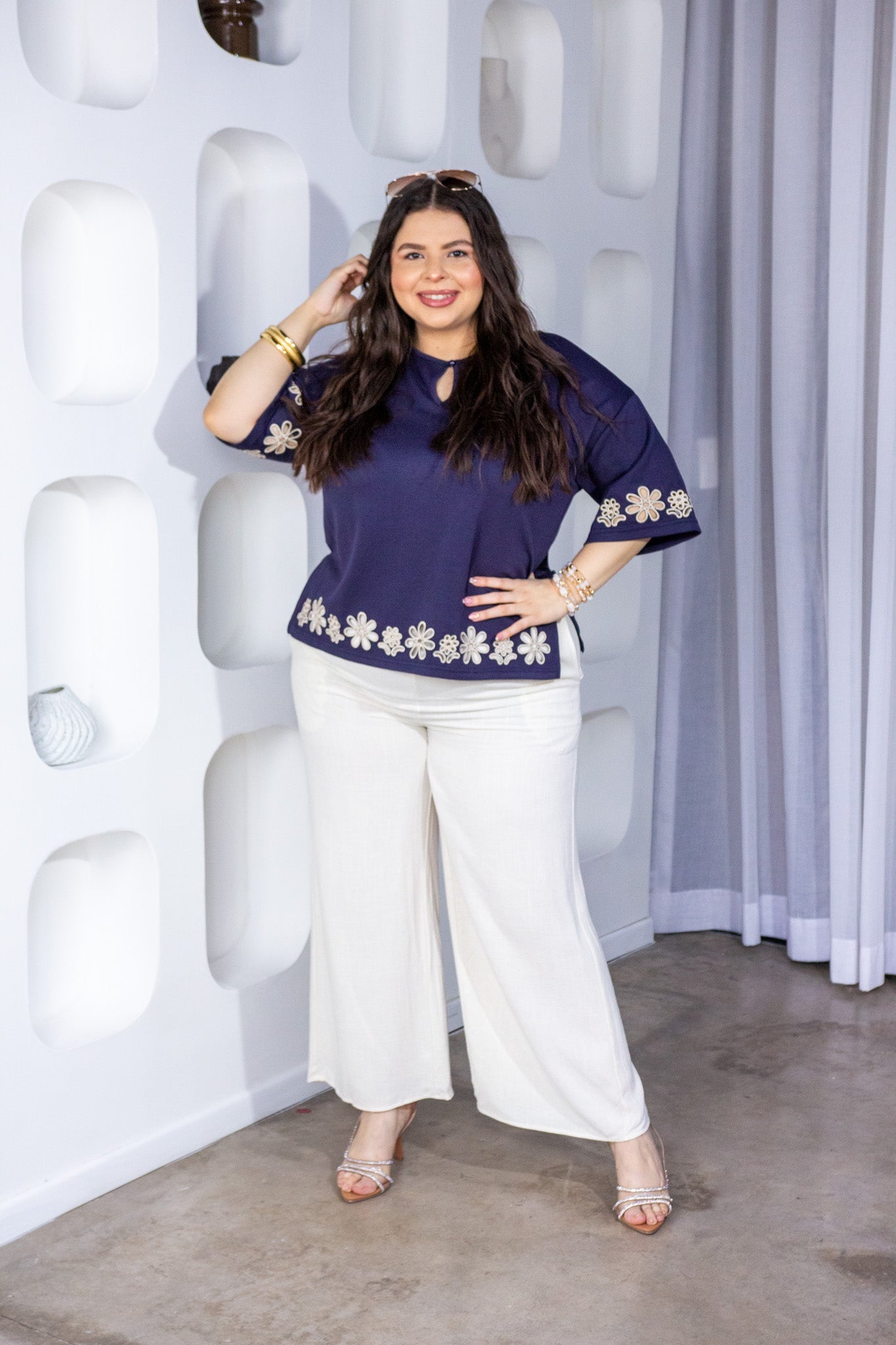 Blusa Curvy Bordada Flores Manga Acampanada Navy con Crema