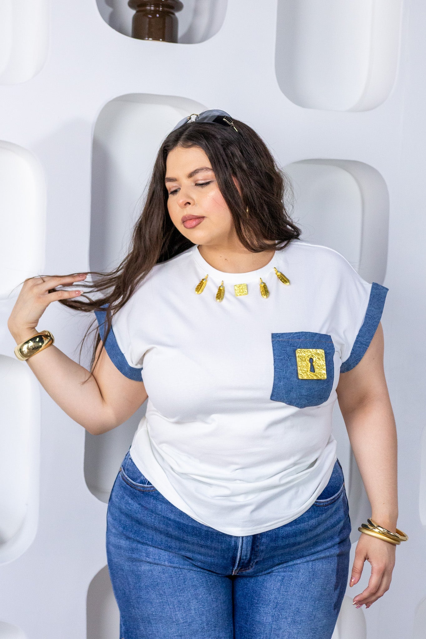Blusa Curvy con Bolsillo Denim y Charms Dorados Blanco