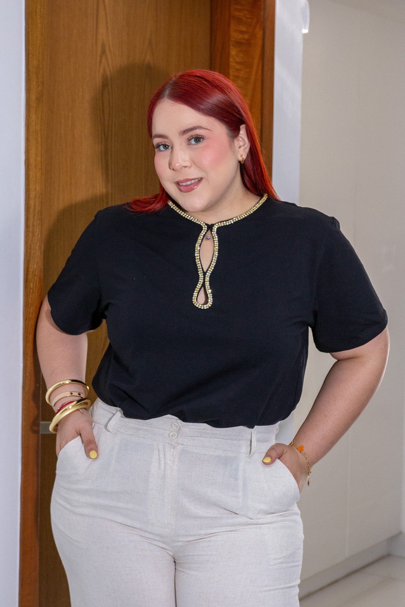 Blusa Curvy Cuello Keyhole Pedrería Dorada Manga Corta Negro