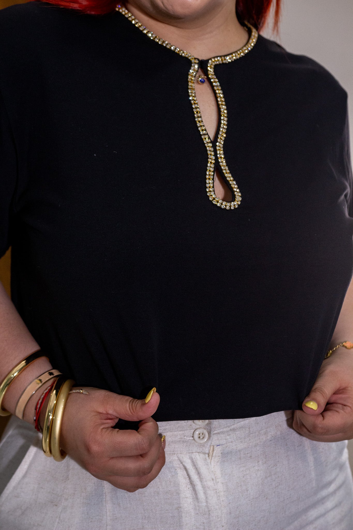 Blusa Curvy Cuello Keyhole Pedrería Dorada Manga Corta Negro