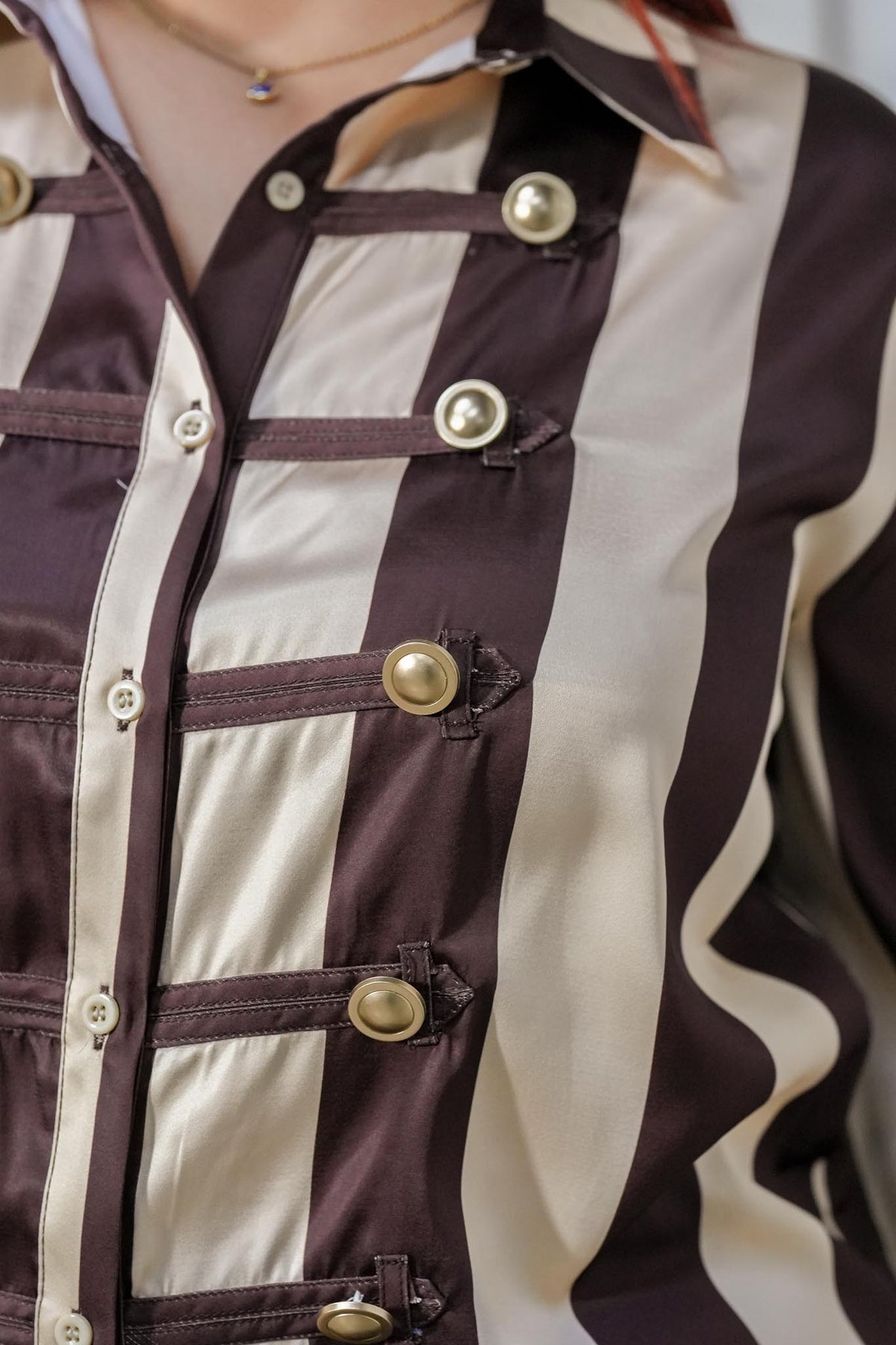 Camisa Curvy Satín Rayas Botones Dorados Café