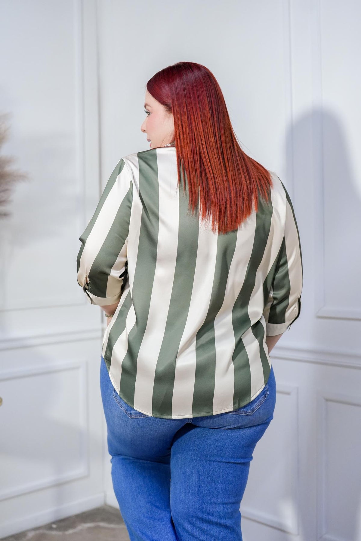 Camisa Curvy Satín Rayas Botones Dorados Olivo