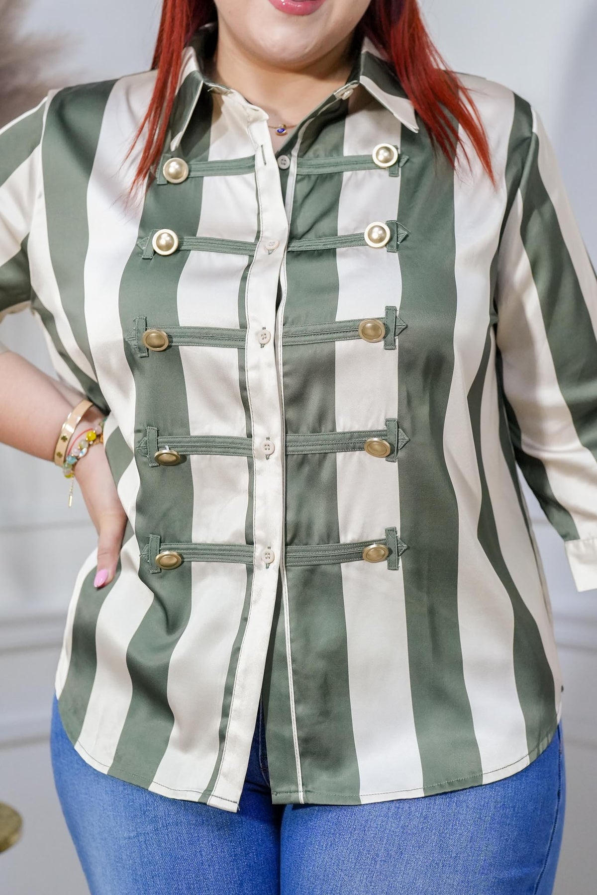Camisa Curvy Satín Rayas Botones Dorados Olivo