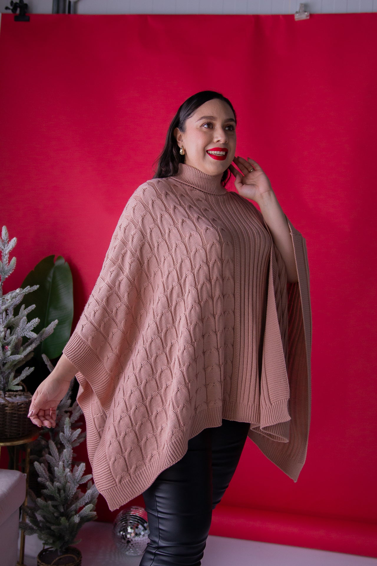 Poncho Tejido en Tono Rosa