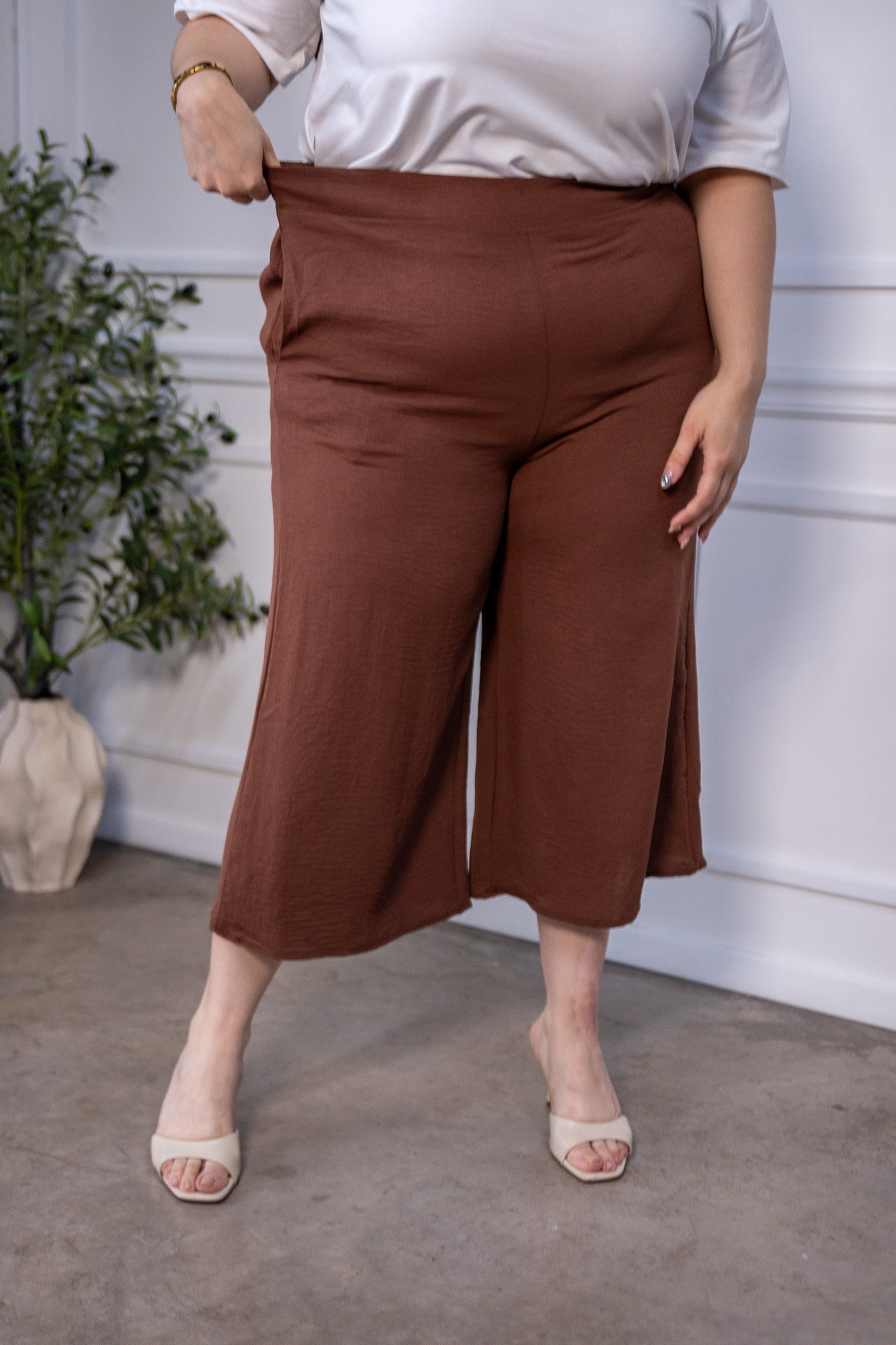 Bermuda Curvy Larga Cintura Alta Lisa Café Chocolate