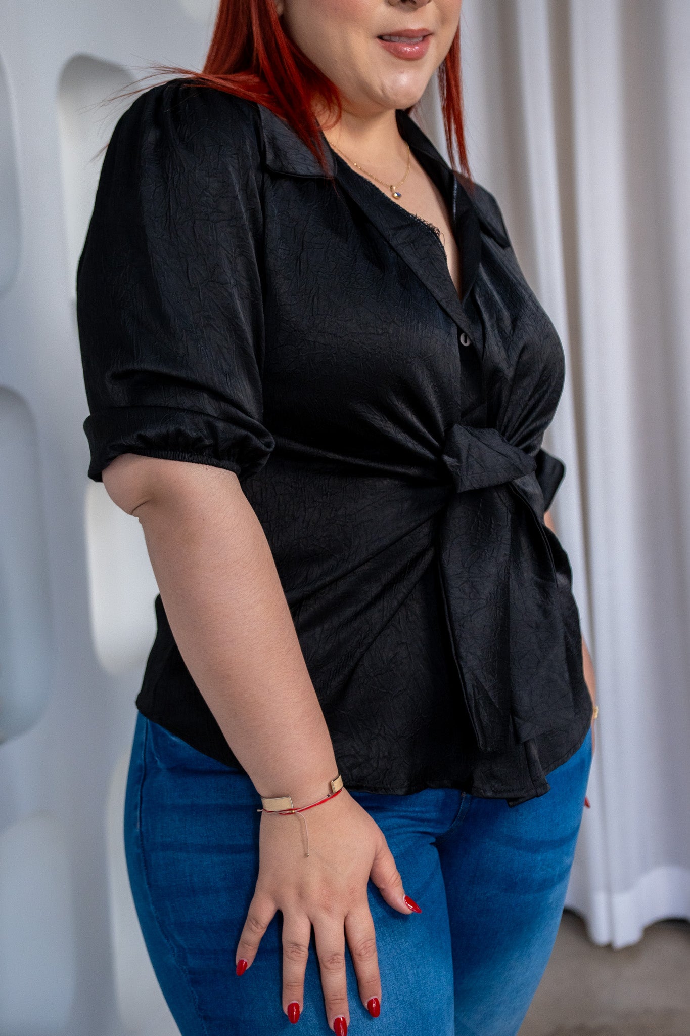 Blusa Curvy Satinada Lazo Frontal Negra