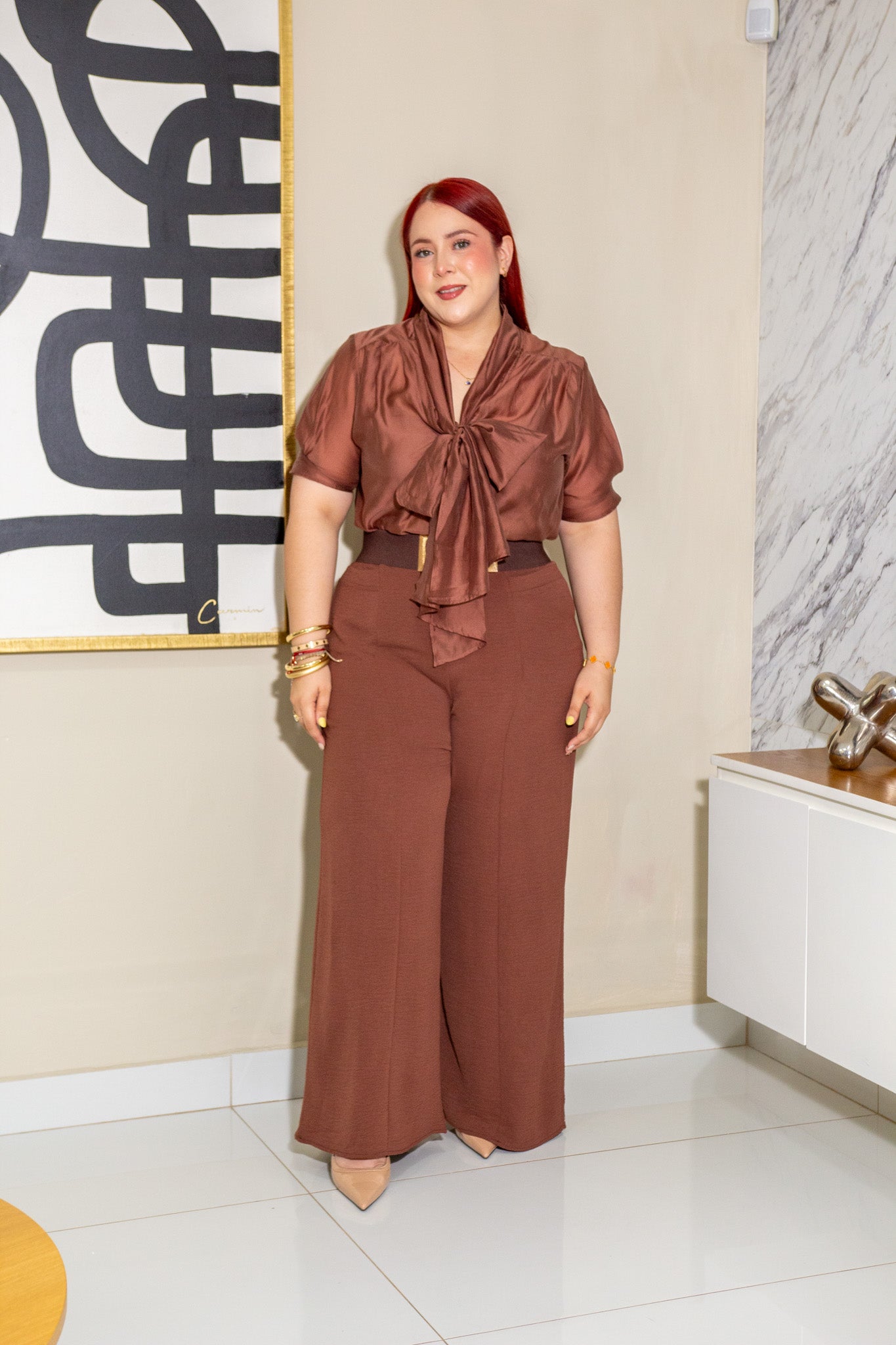 Blusa Curvy Gasa Lisa con Moño Café look