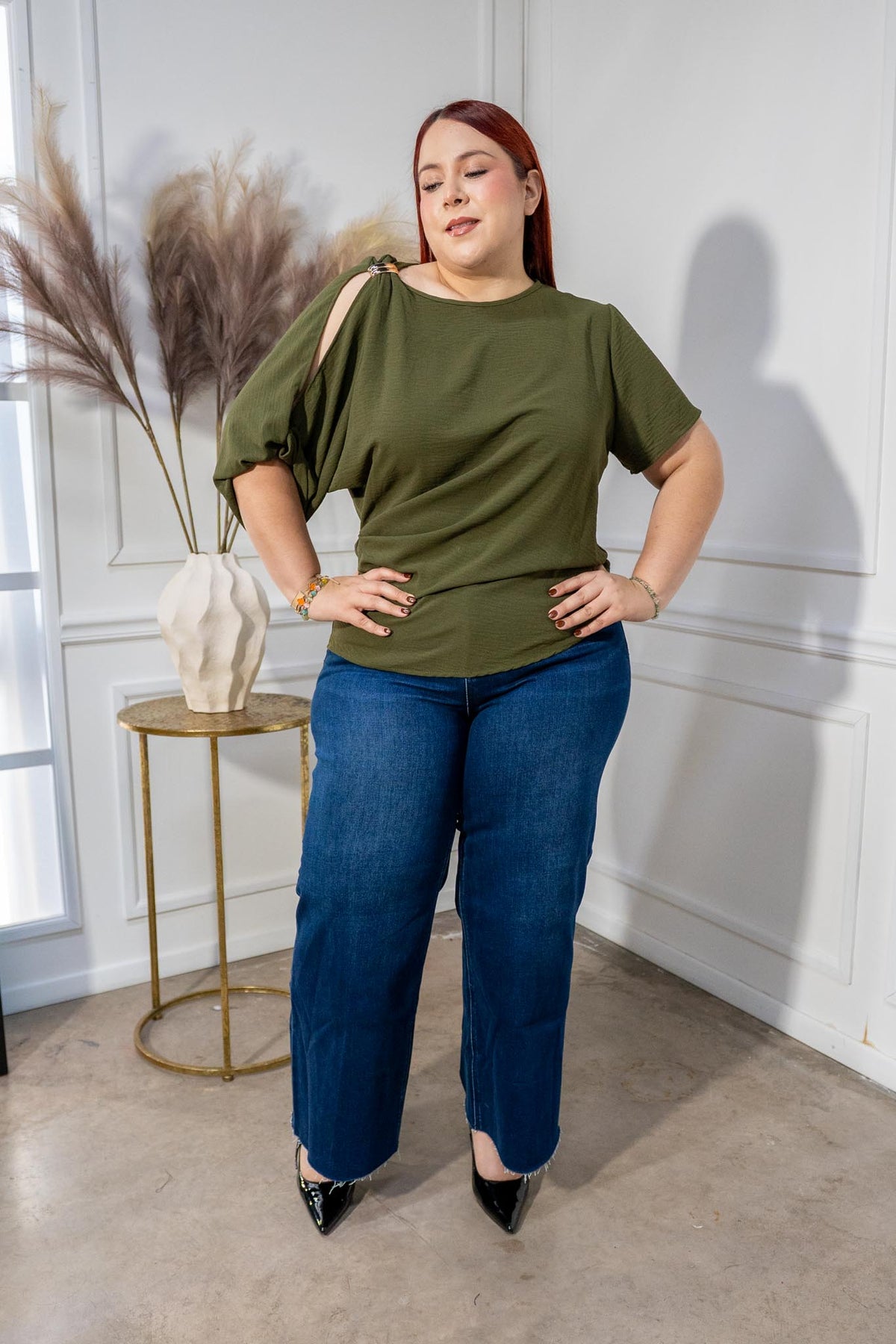 Blusa Curvy Lisa Abertura Hombro Argolla Olivo