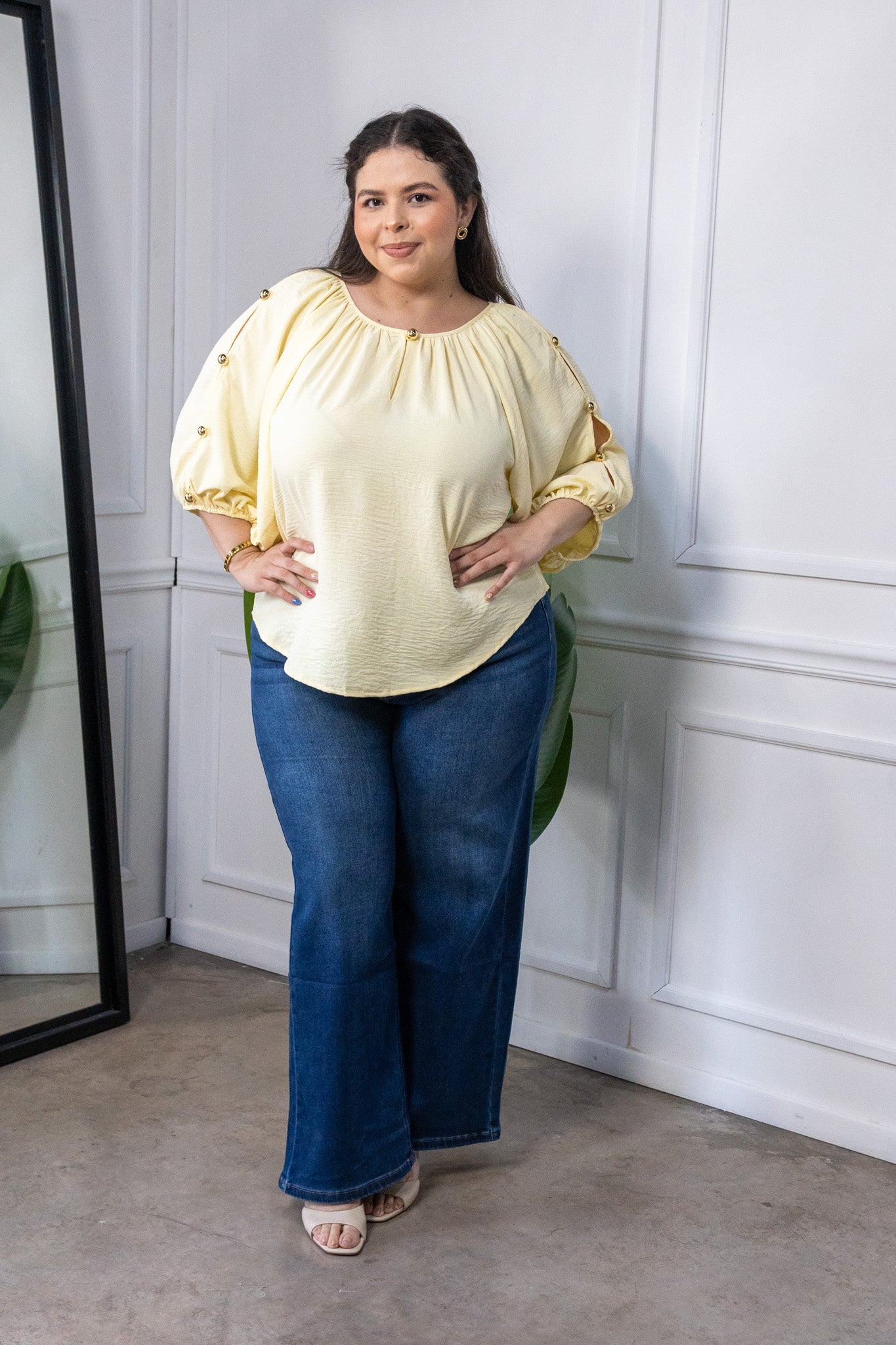 Modelo curvy usando Blusa Curvy con Detalle en Mangas Amarillo, talla extra plus size