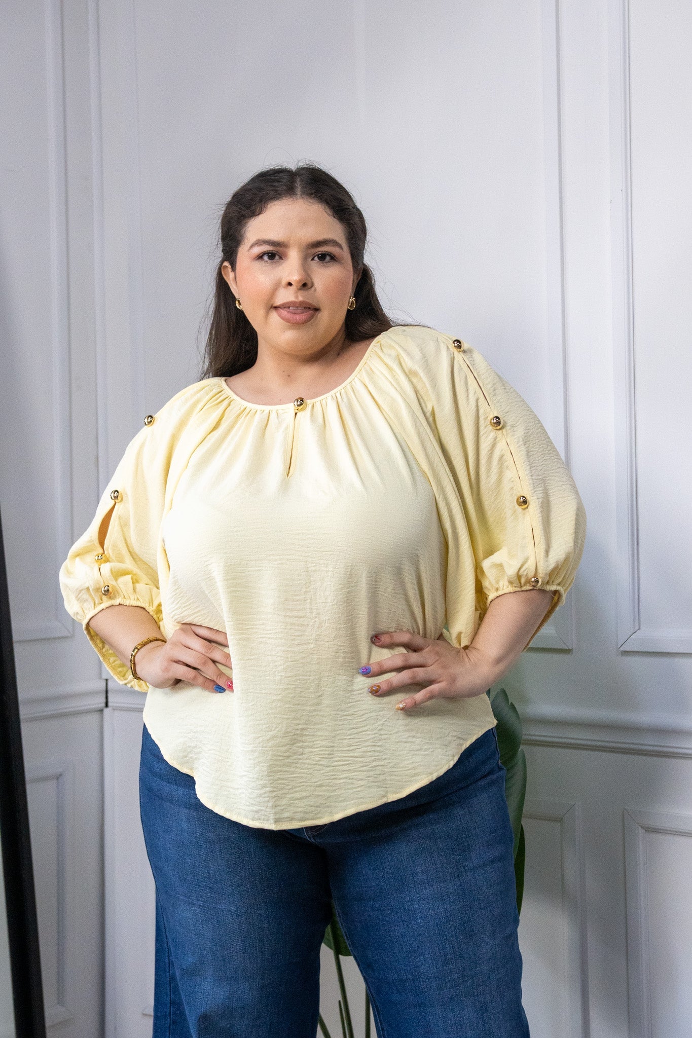 Modelo curvy usando Blusa Curvy con Detalle en Mangas Amarillo, talla extra plus size