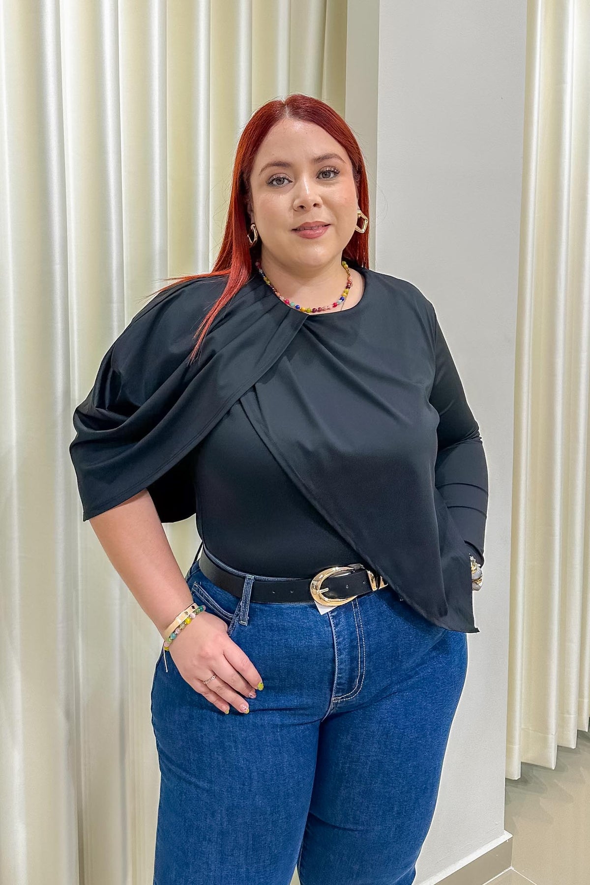 Blusa Curvy Satín Capa Drapeada Negro