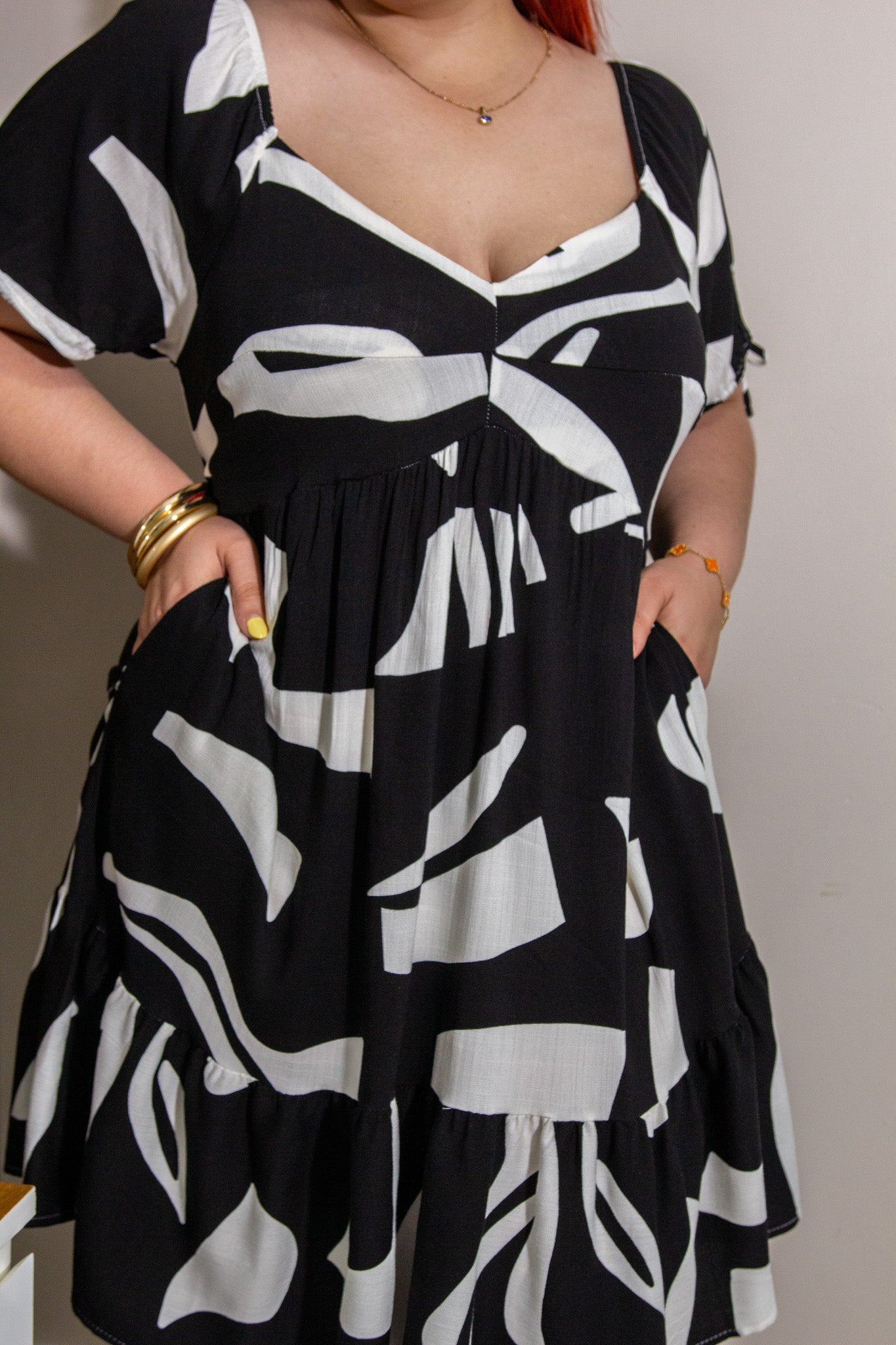 Vestido Corto Curvy Abstracto Manga Globo Cinto Tela Negro Blanco