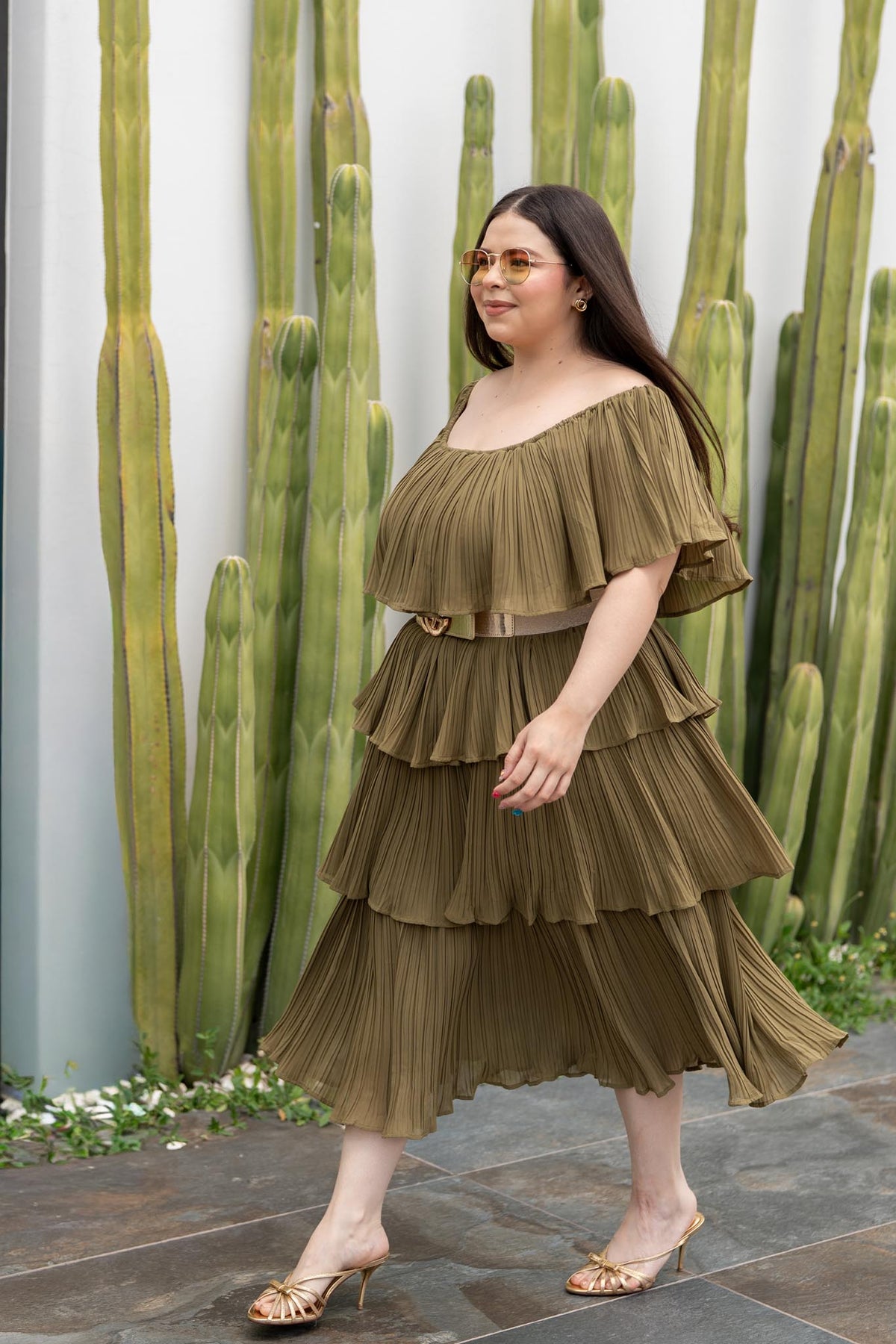 Vestido Midi Off-Shoulder Plisado con Holanes Curvy Olivo