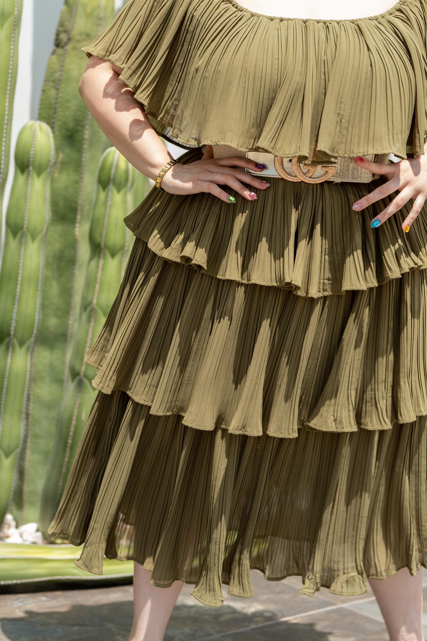 Vestido Midi Off-Shoulder Plisado con Holanes Curvy Olivo