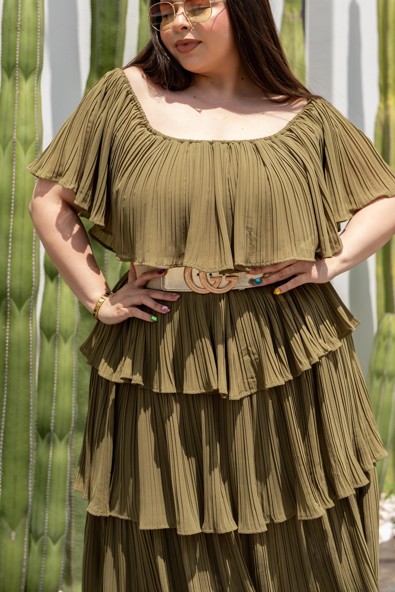 Vestido Midi Off-Shoulder Plisado con Holanes Curvy Olivo