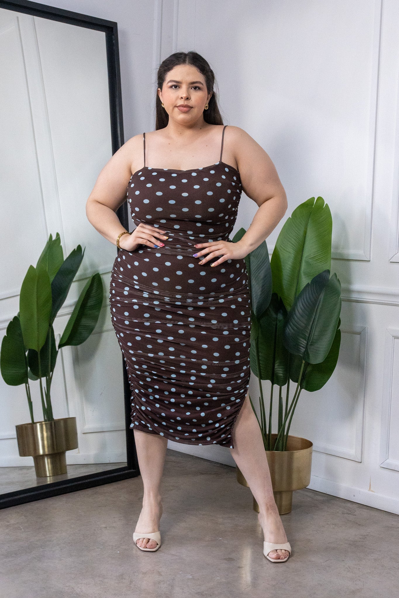 Modelo curvy usando Maxi Vestido Curvy Mesh Polka Dots Cafe, talla extra plus size