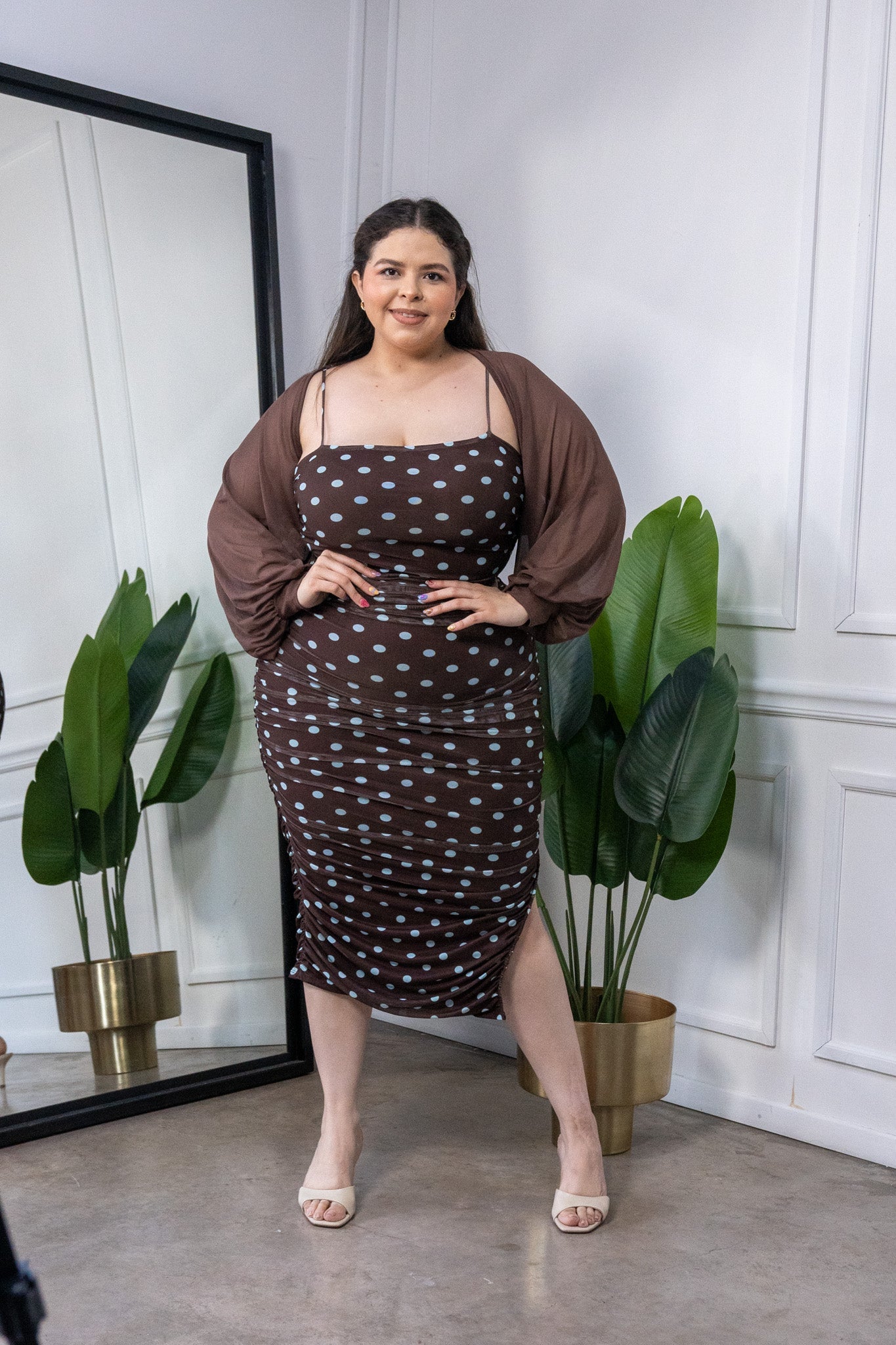 Modelo curvy usando Maxi Vestido Curvy Mesh Polka Dots Cafe, talla extra plus size