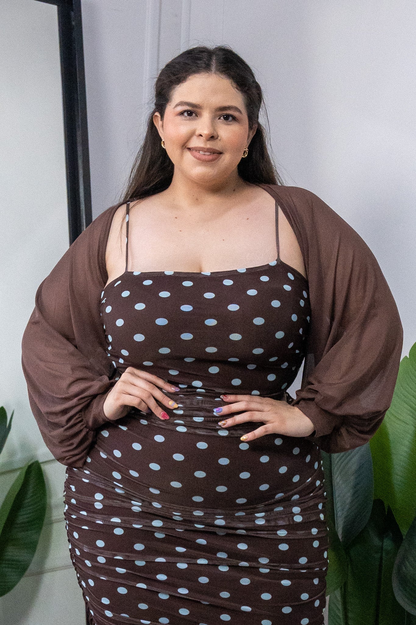 Modelo curvy usando Blusa Curvy Tipo Bolero Mesh Cafe, talla extra plus size