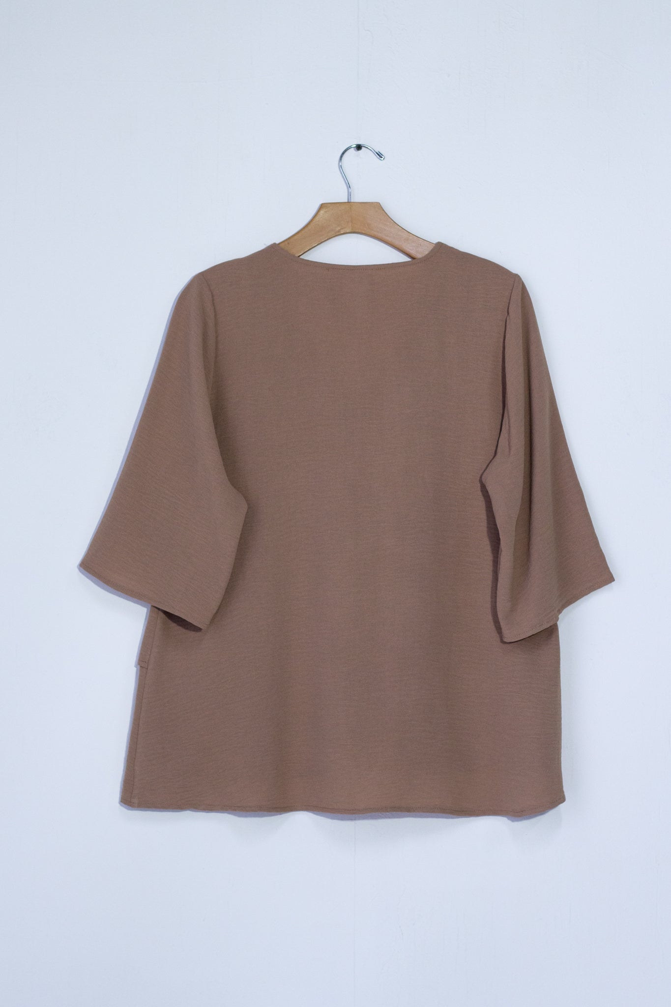 Blusa lisa cuello V cafe