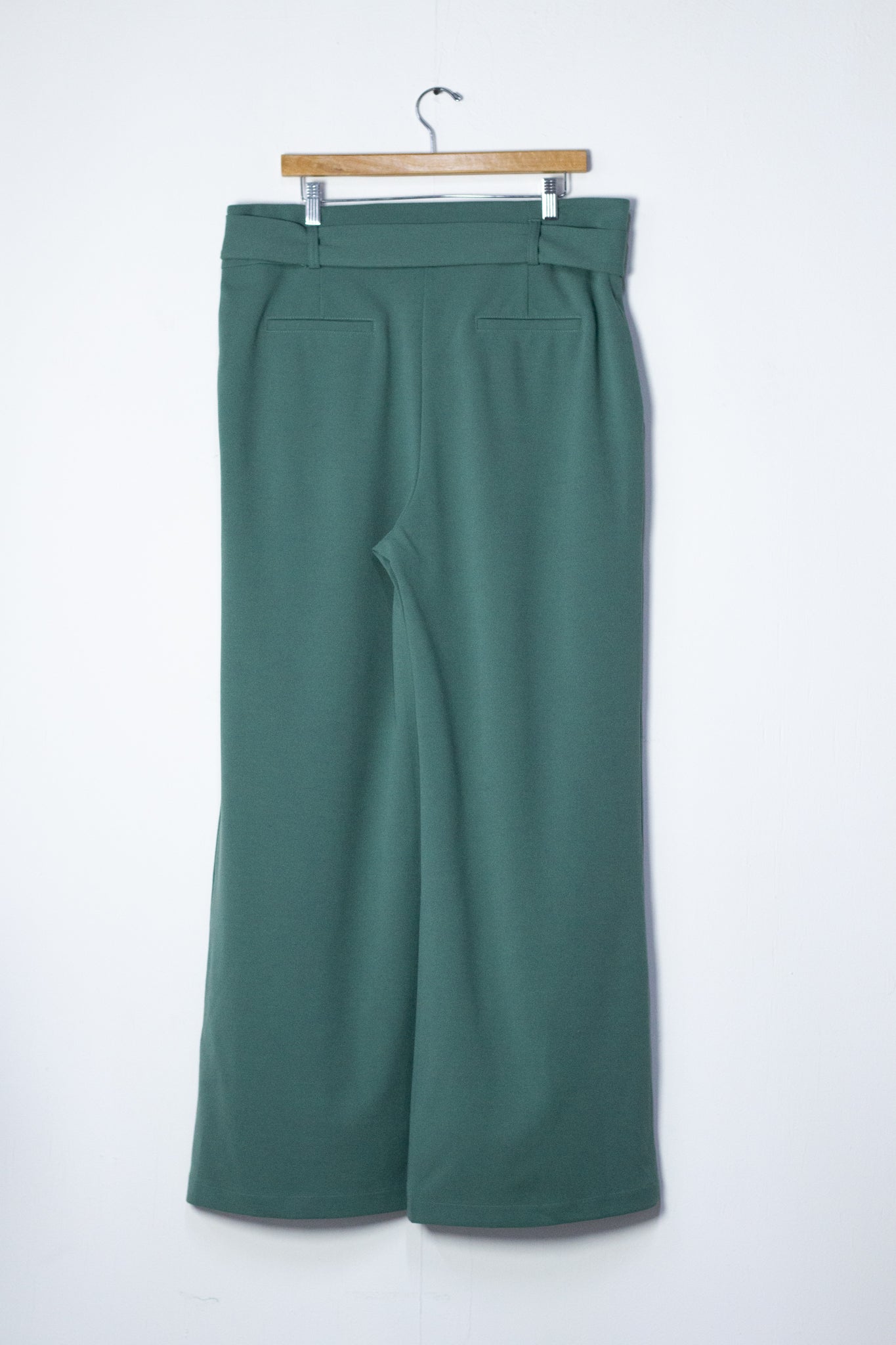 Pantalon recto formal c/lazo verde y negro