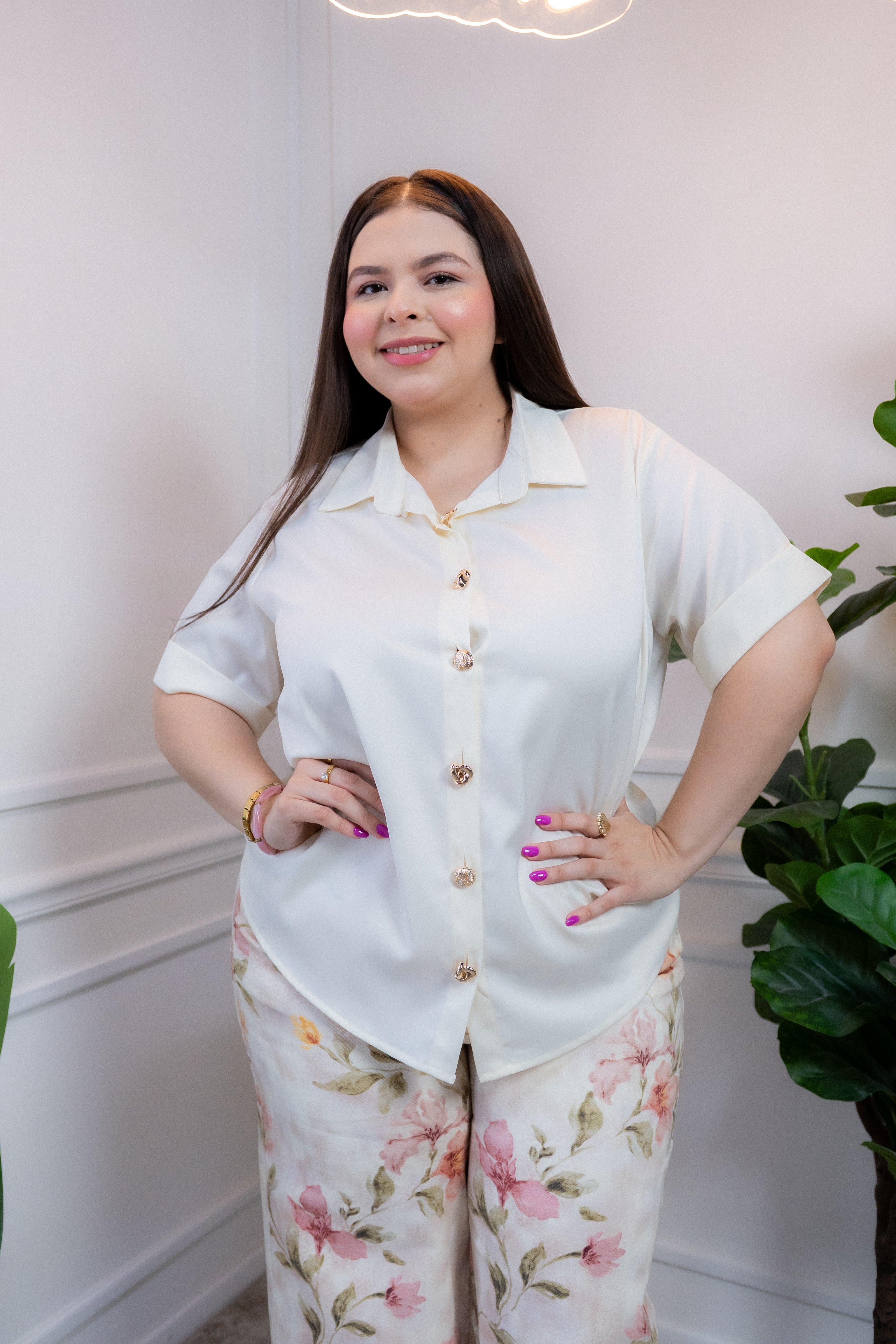 Camisa Curvy Satín Ivory con Botones Dorados Manga Corta