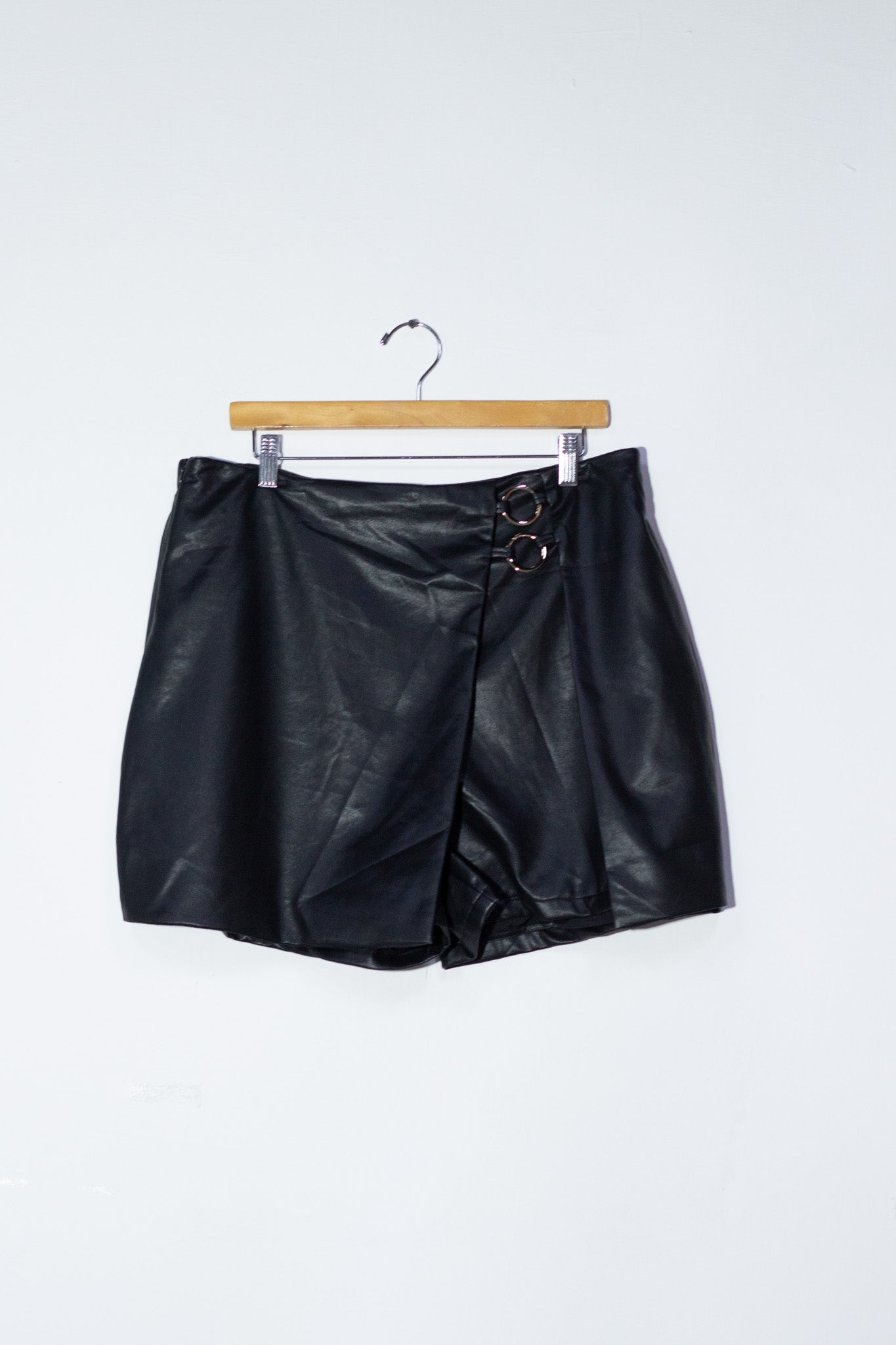 Short falda vinipiel