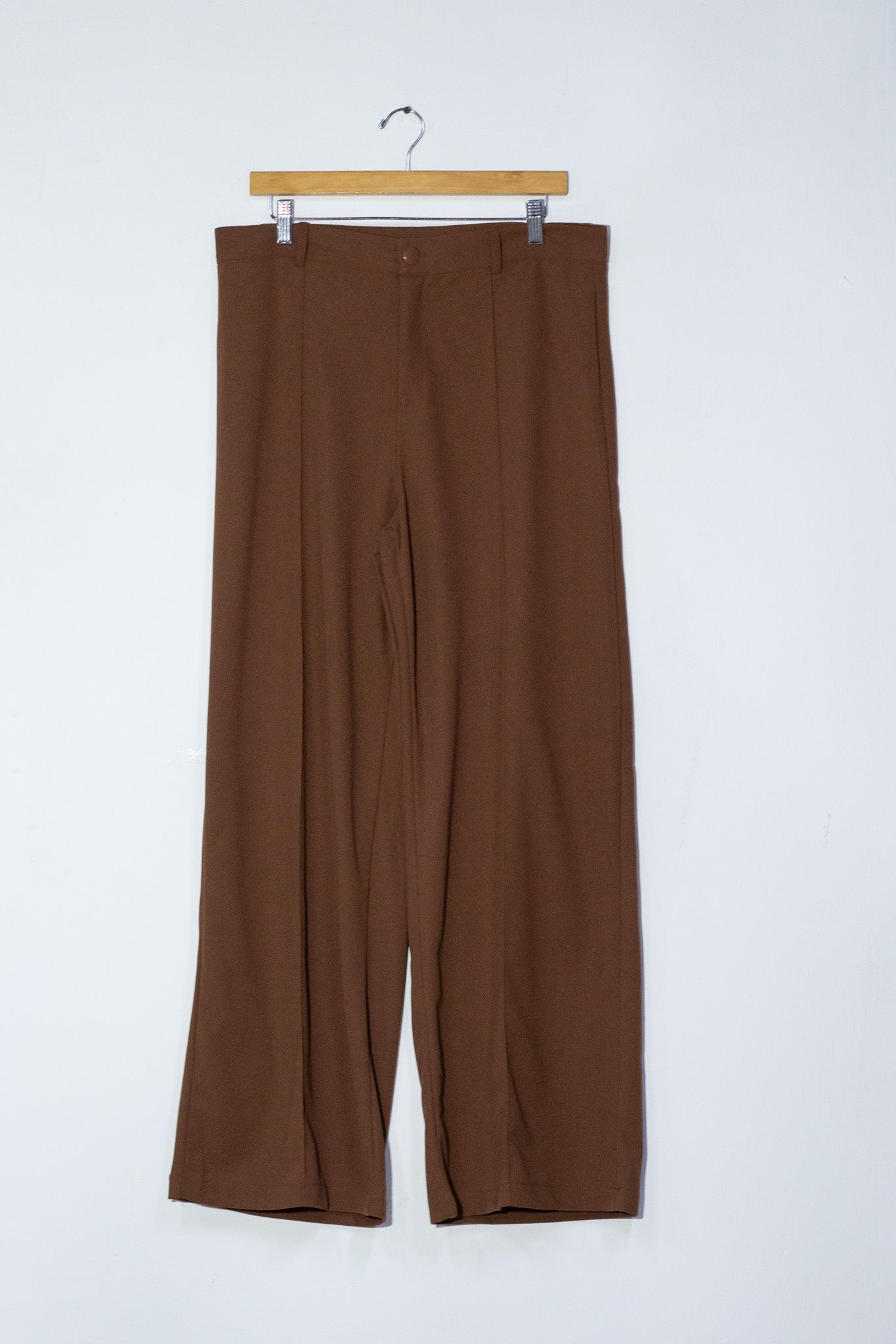 Pantalon tipo palazo recto cafe